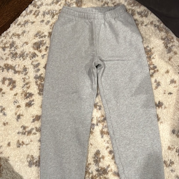 Aritzia TNA cozy fleece boyfriend joggers in grey - Picture 10 of 12